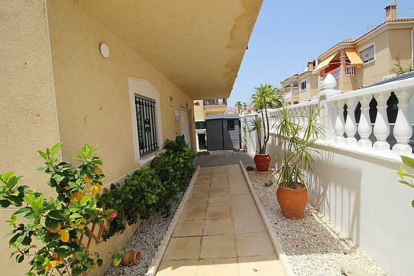 Villa a Villamartin, Alicante, Spagna 3 camere da letto, 155 mq. N° 103522