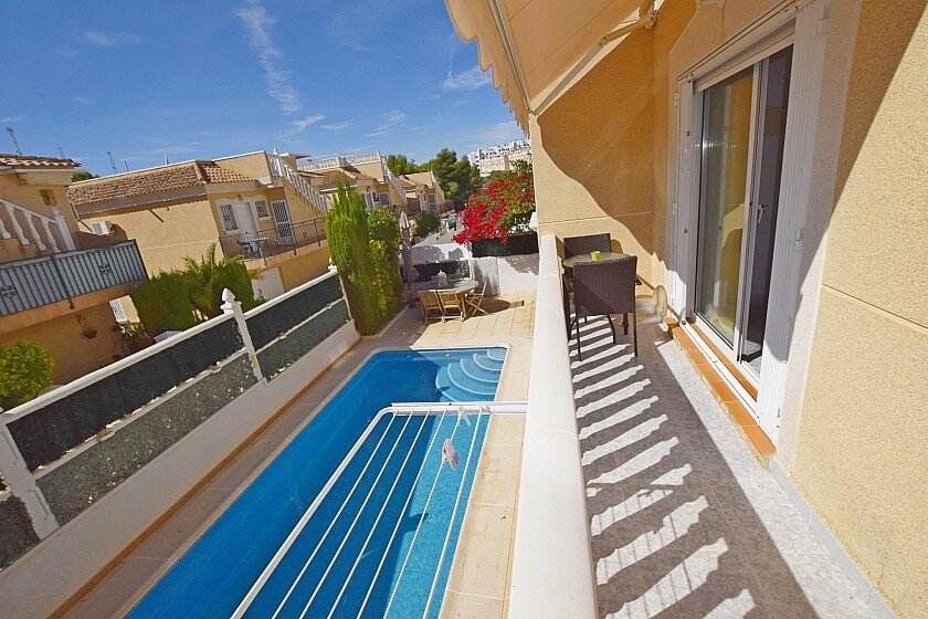 Villa a Villamartin, Alicante, Spagna 3 camere da letto, 155 mq. N° 103522
