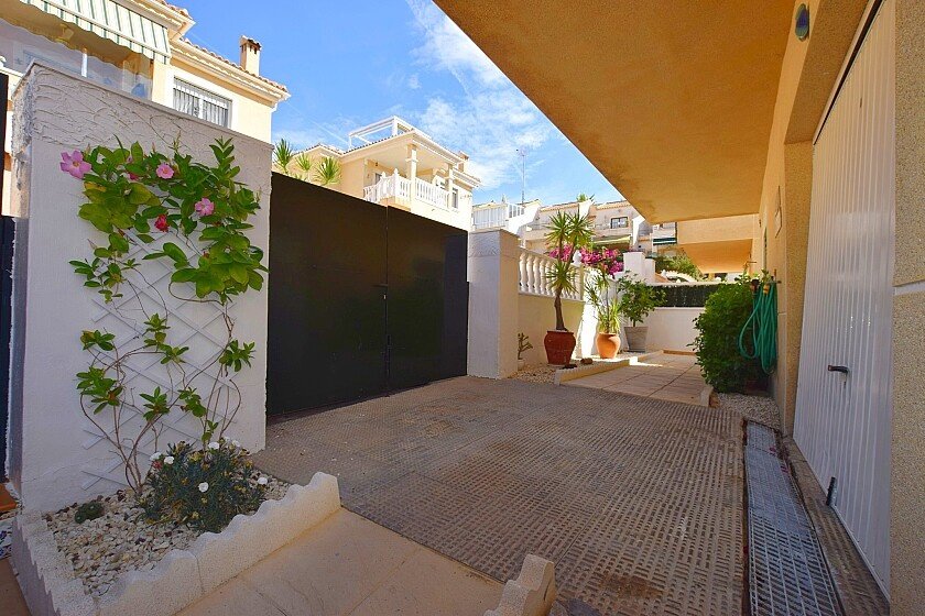 Villa a Villamartin, Alicante, Spagna 3 camere da letto, 155 mq. N° 103522