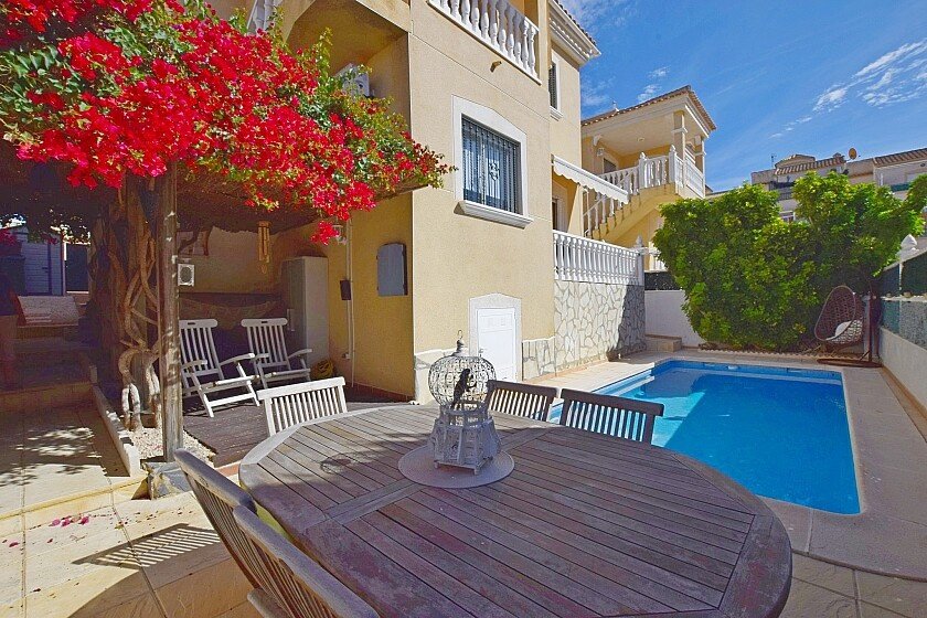 Villa a Villamartin, Alicante, Spagna 3 camere da letto, 155 mq. N° 103522