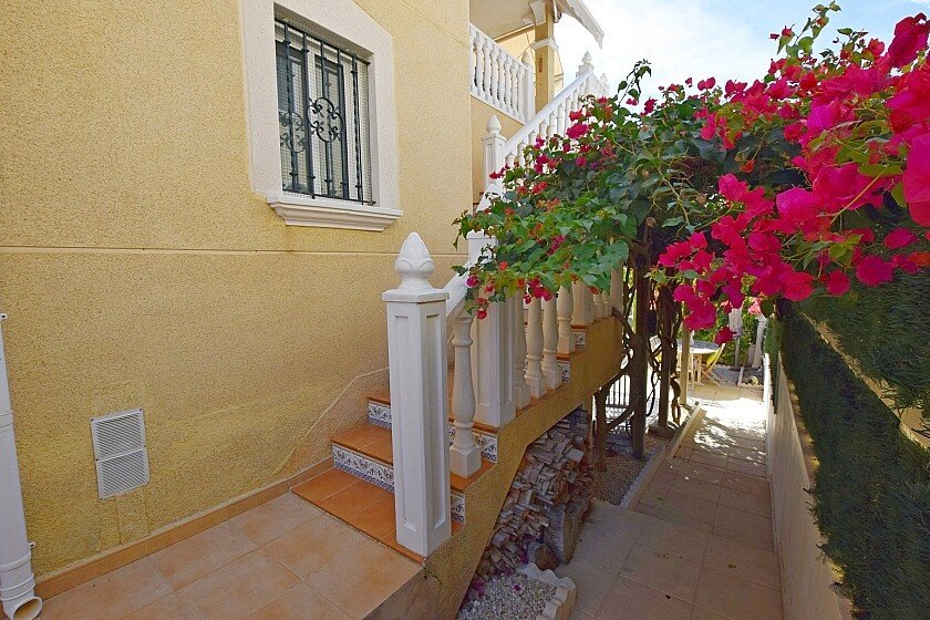 Villa a Villamartin, Alicante, Spagna 3 camere da letto, 155 mq. N° 103522