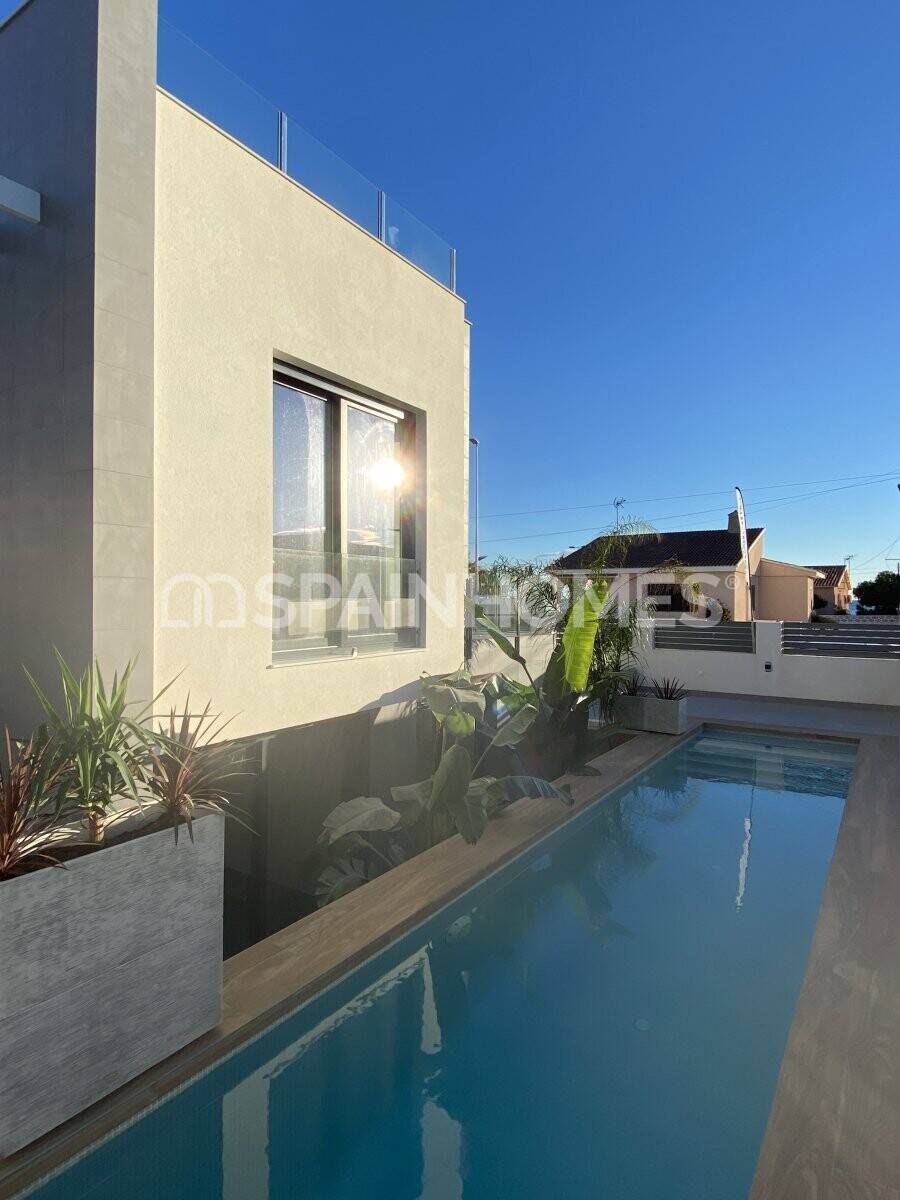 Villa a Torrevieja, Alicante, Spagna 4 camere da letto, 150 mq. N° 49406