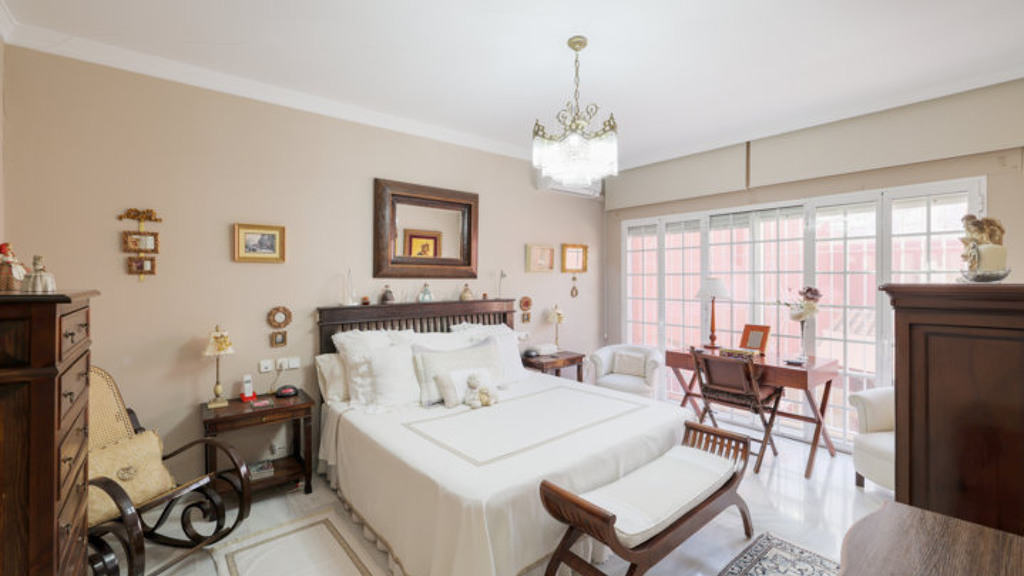 Kaupunkipientalo El Puerto de Santa Maria, Cadiz, Espanja 3 makuuhuonetta, 264 m2 No. 88650