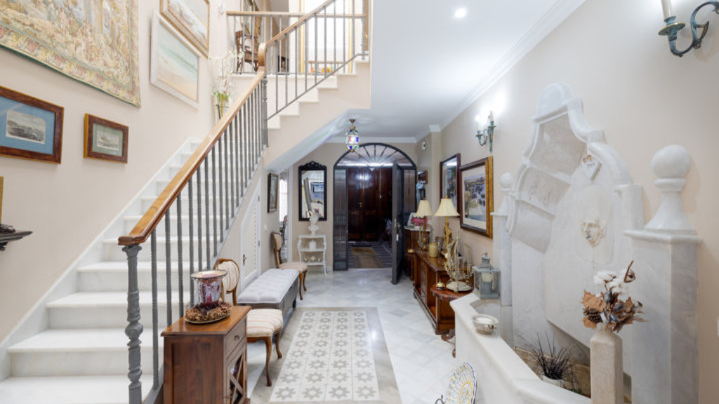Kaupunkipientalo El Puerto de Santa Maria, Cadiz, Espanja 3 makuuhuonetta, 264 m2 No. 88650