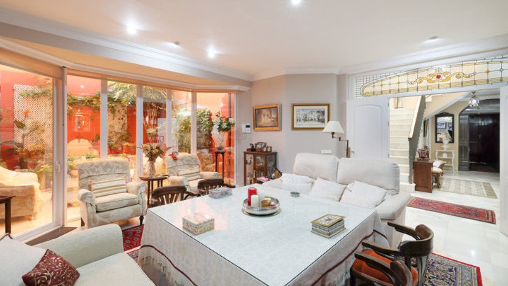 Kaupunkipientalo El Puerto de Santa Maria, Cadiz, Espanja 3 makuuhuonetta, 264 m2 No. 88650