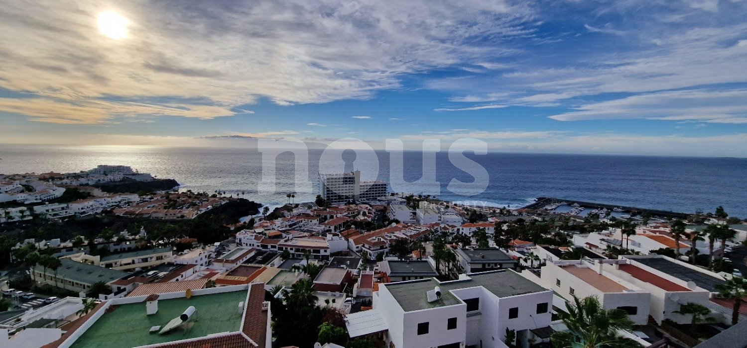 Tvåvåningslägenhet i Acantilado De Los Gigantes, Tenerife, Spanien 2 sovrum, 110 kvm. Nr. 103061