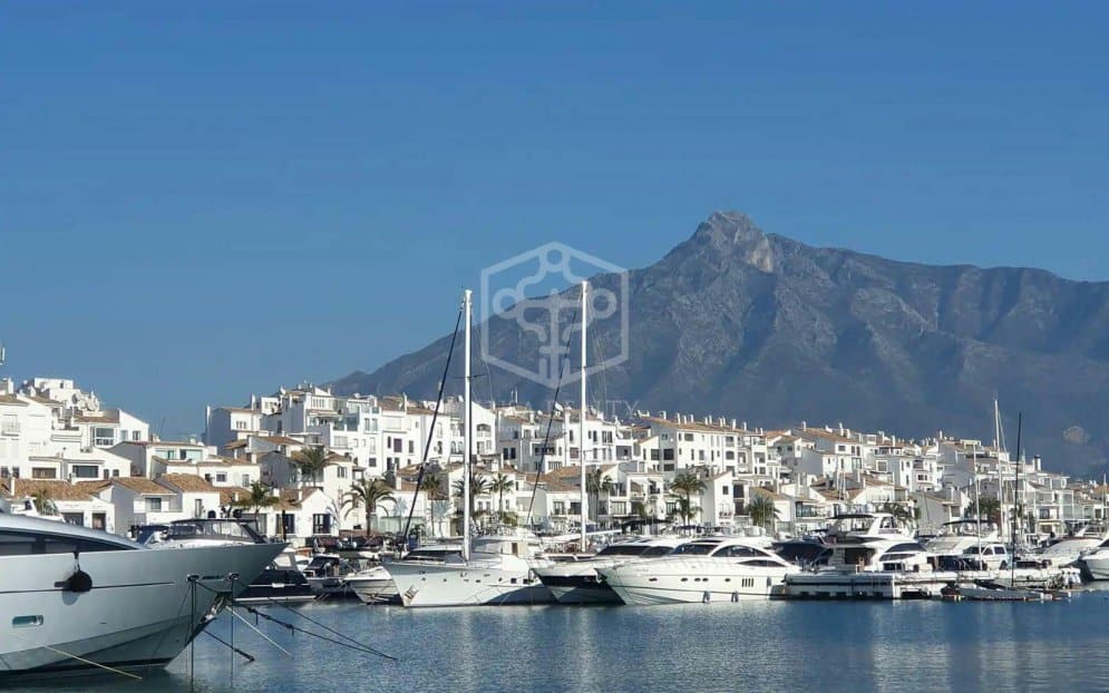 Apartment in Marbella, Malaga, Spain 3 bedrooms, 246 sq.m. No. 111070