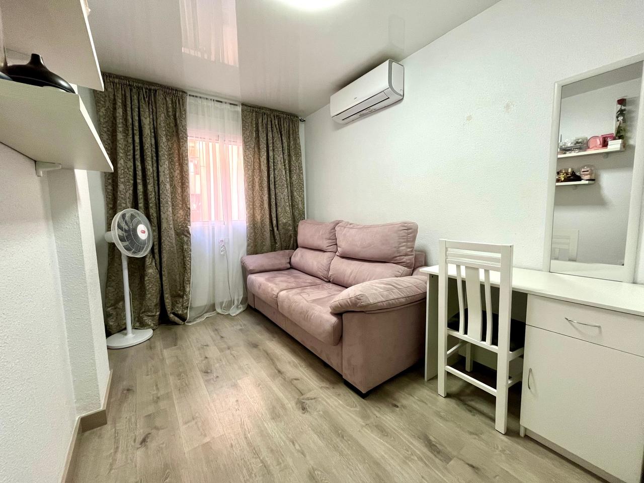 Apartamento en Torrevieja, Alicante, España 4 dormitorios, 115 m2 No. 115957