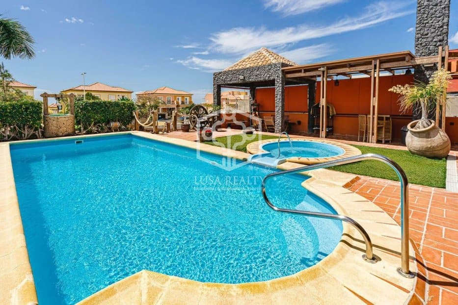 Villa en Adeje, Tenerife, España 5 dormitorios, 658 m2 No. 94470