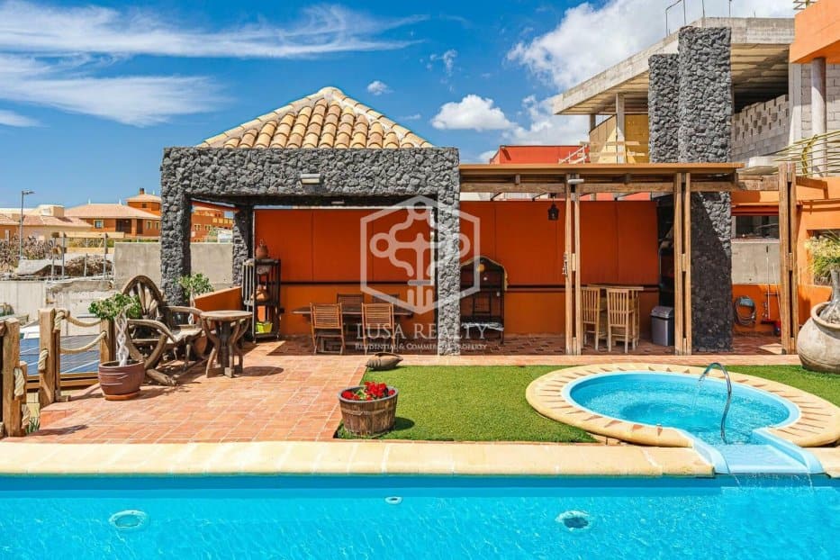 Villa en Adeje, Tenerife, España 5 dormitorios, 658 m2 No. 94470