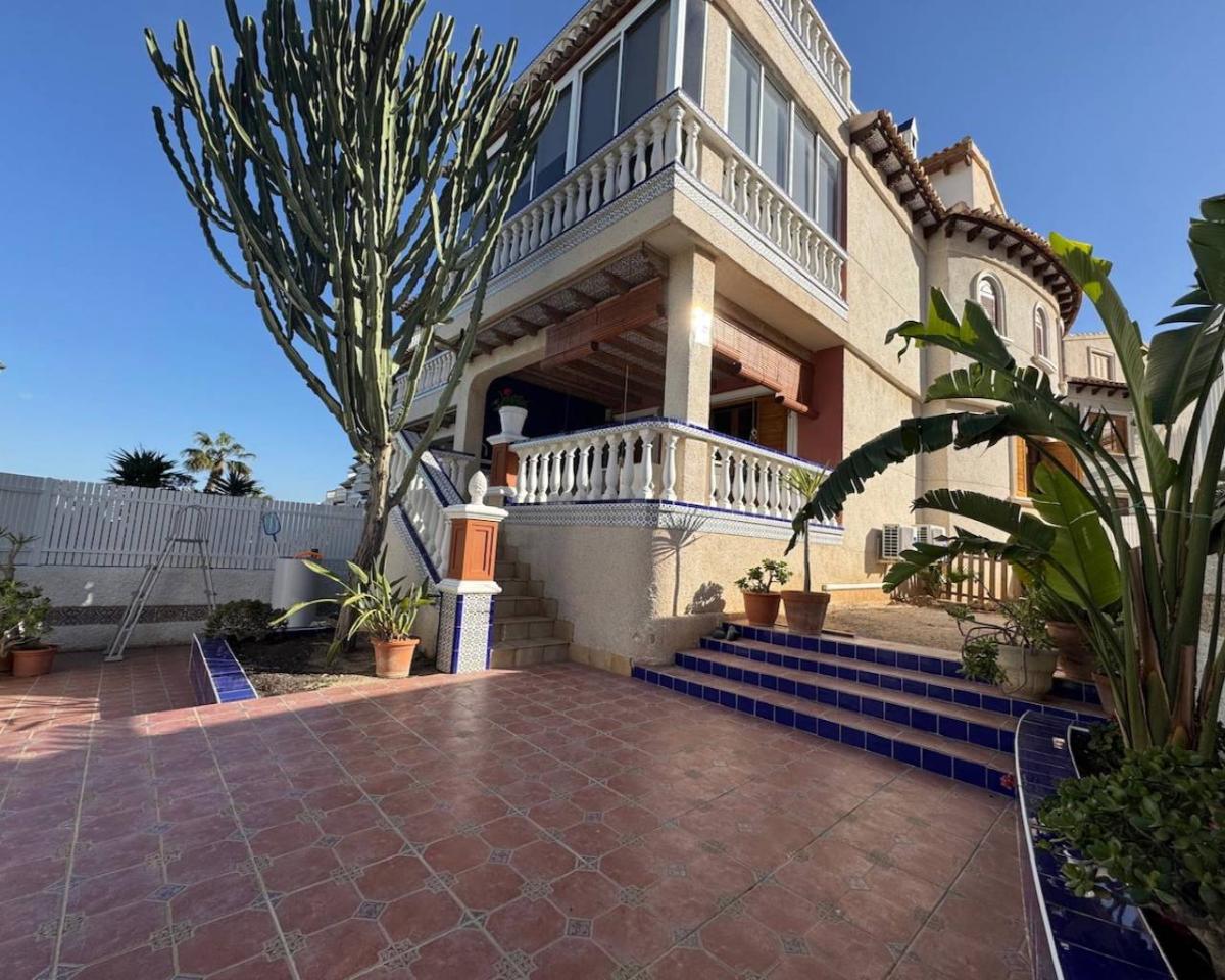 Villa a Guardamar del Segura, Alicante, Spagna 5 camere da letto, 270 mq. N° 102472