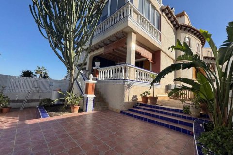 Villa in Guardamar del Segura, Alicante, Spain 5 bedrooms, 270 sq.m. No. 102472