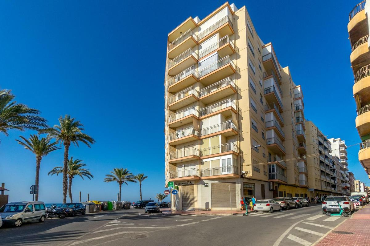Apartment in Torrevieja, Alicante, Spain 4 bedrooms, 109 sq.m. No. 102469