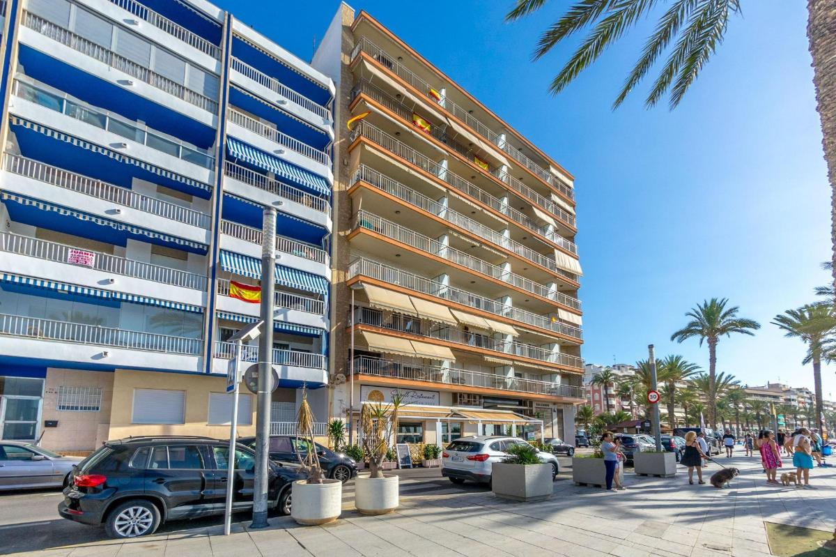 Apartment in Torrevieja, Alicante, Spain 4 bedrooms, 109 sq.m. No. 102469