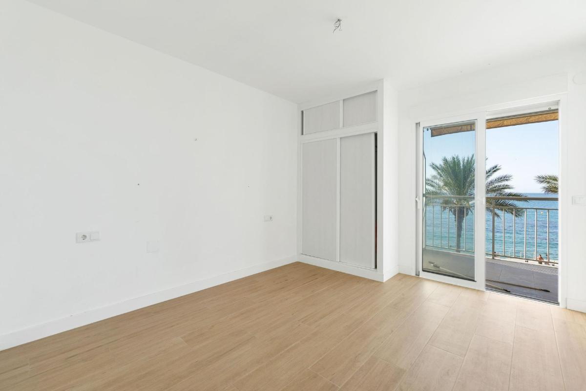 Apartment in Torrevieja, Alicante, Spain 4 bedrooms, 109 sq.m. No. 102469