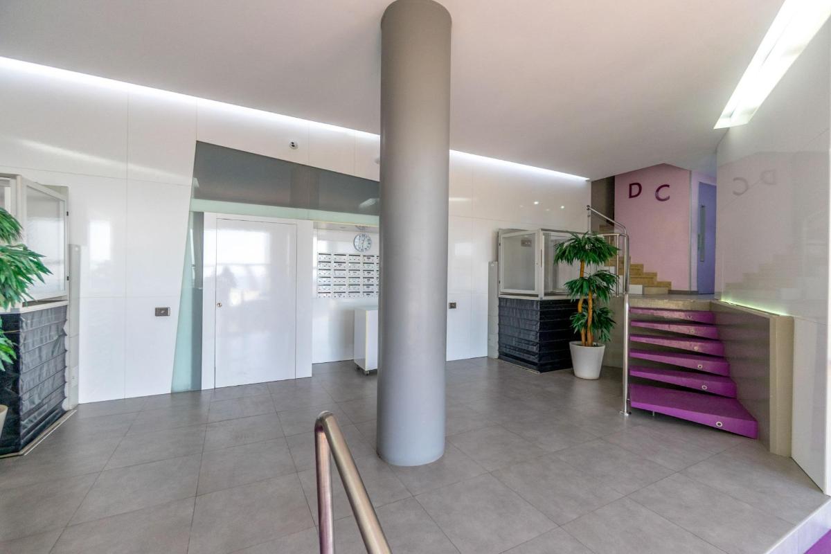 Apartment in Torrevieja, Alicante, Spain 4 bedrooms, 109 sq.m. No. 102469