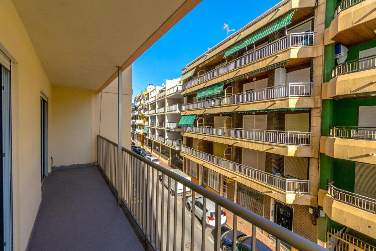 Apartment in Torrevieja, Alicante, Spain 4 bedrooms, 109 sq.m. No. 102469