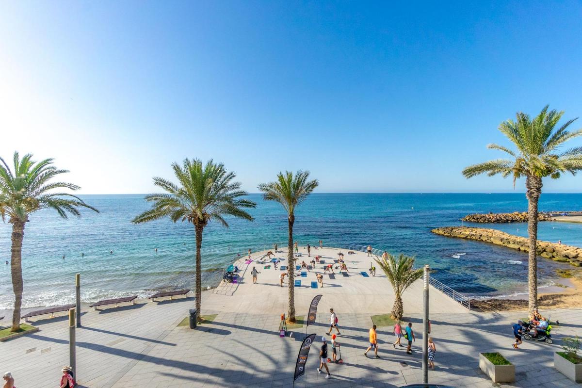 Apartment in Torrevieja, Alicante, Spain 4 bedrooms, 109 sq.m. No. 102469