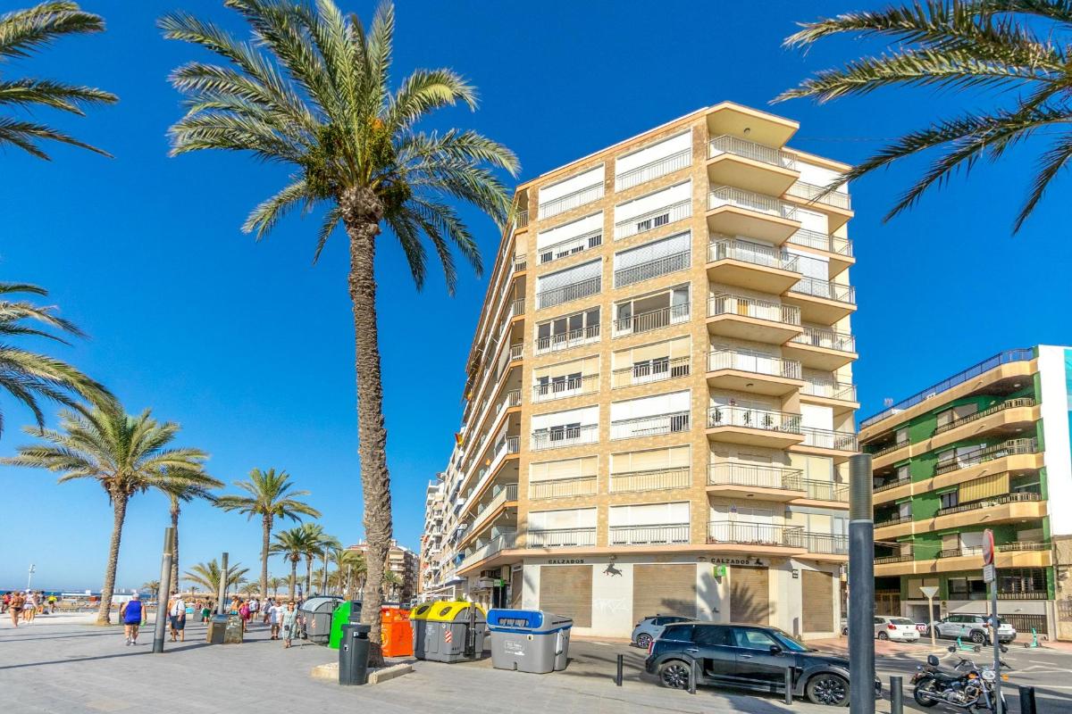Apartment in Torrevieja, Alicante, Spain 4 bedrooms, 109 sq.m. No. 102469