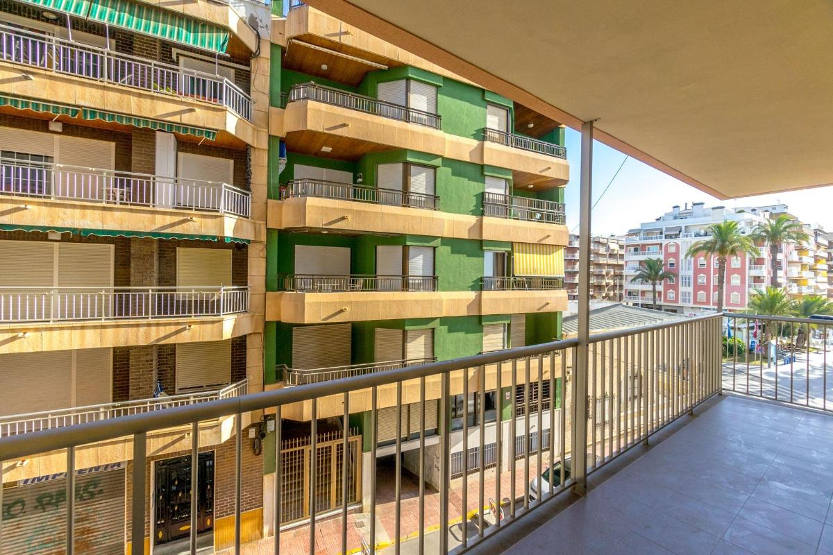 Apartment in Torrevieja, Alicante, Spain 4 bedrooms, 109 sq.m. No. 102469