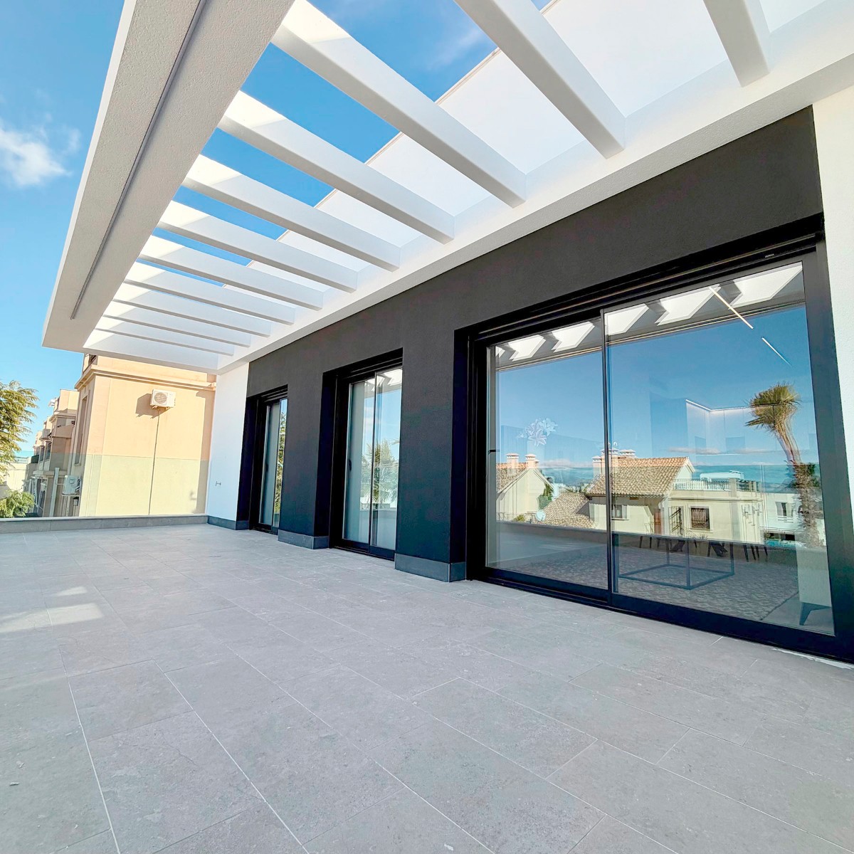 Bungalow en Alicante, España 2 dormitorios, 68 m2 No. 112239