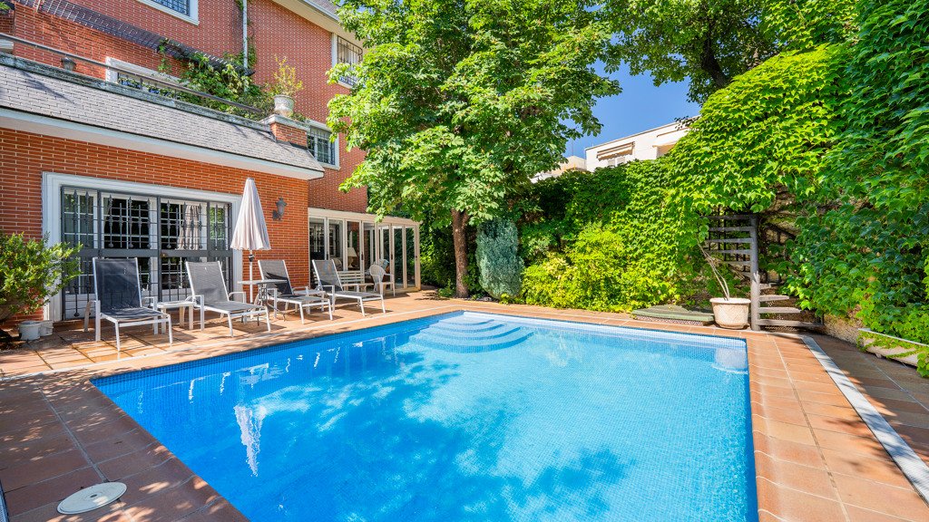 Villa i Madrid, Spanien 6 sovrum, 796 kvm. Nr. 102033