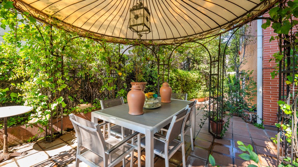 Villa i Madrid, Spanien 6 sovrum, 796 kvm. Nr. 102033