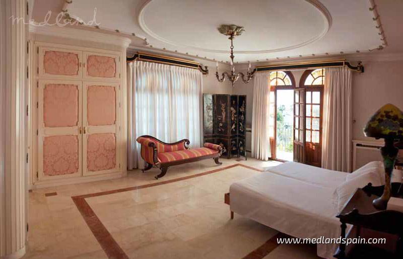 Villa in Villamartin, Alicante, Spain 5 bedrooms, 641.64 sq.m. No. 9405