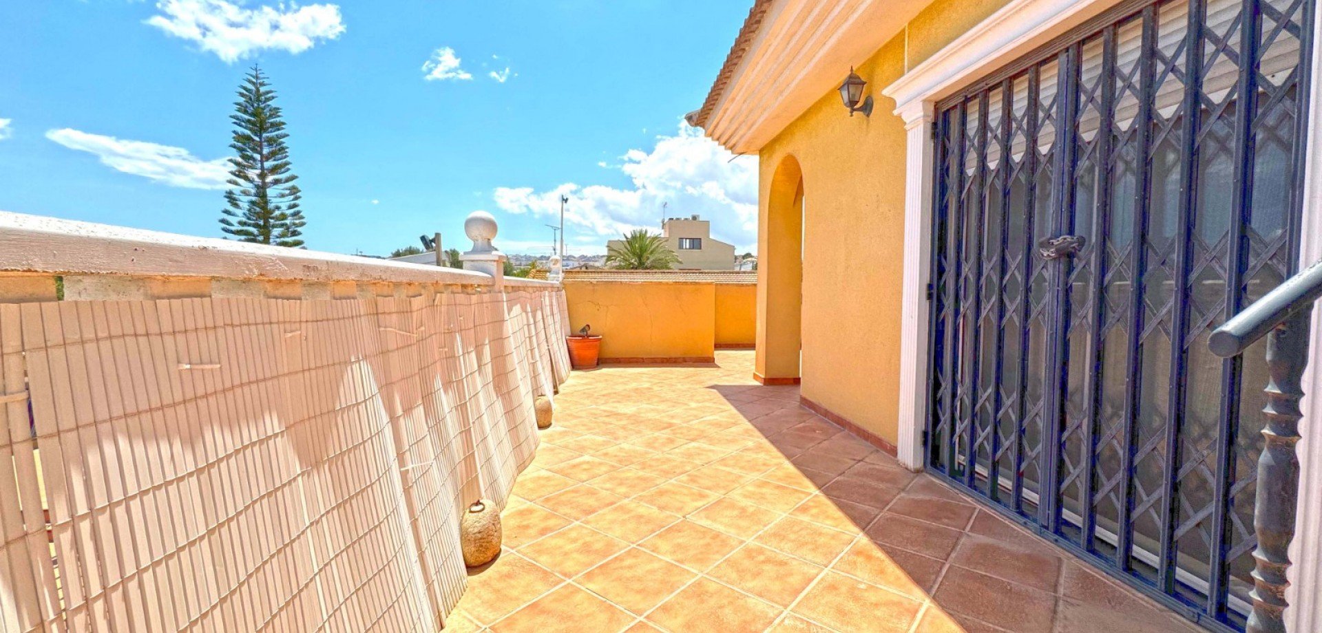 Villa à Torrevieja, Alicante, Espagne 6 chambres, 340 m2 No. 115149