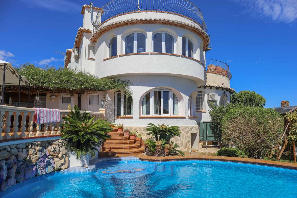 Villa in Javea, Alicante, Spain 5 bedrooms, 410 sq.m. No. 118031