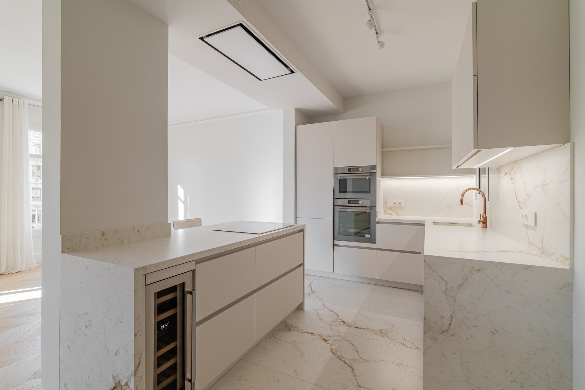 Квартира в Л'Эшампле, Барселона, Испания 4 спальни, 140м2 №93260