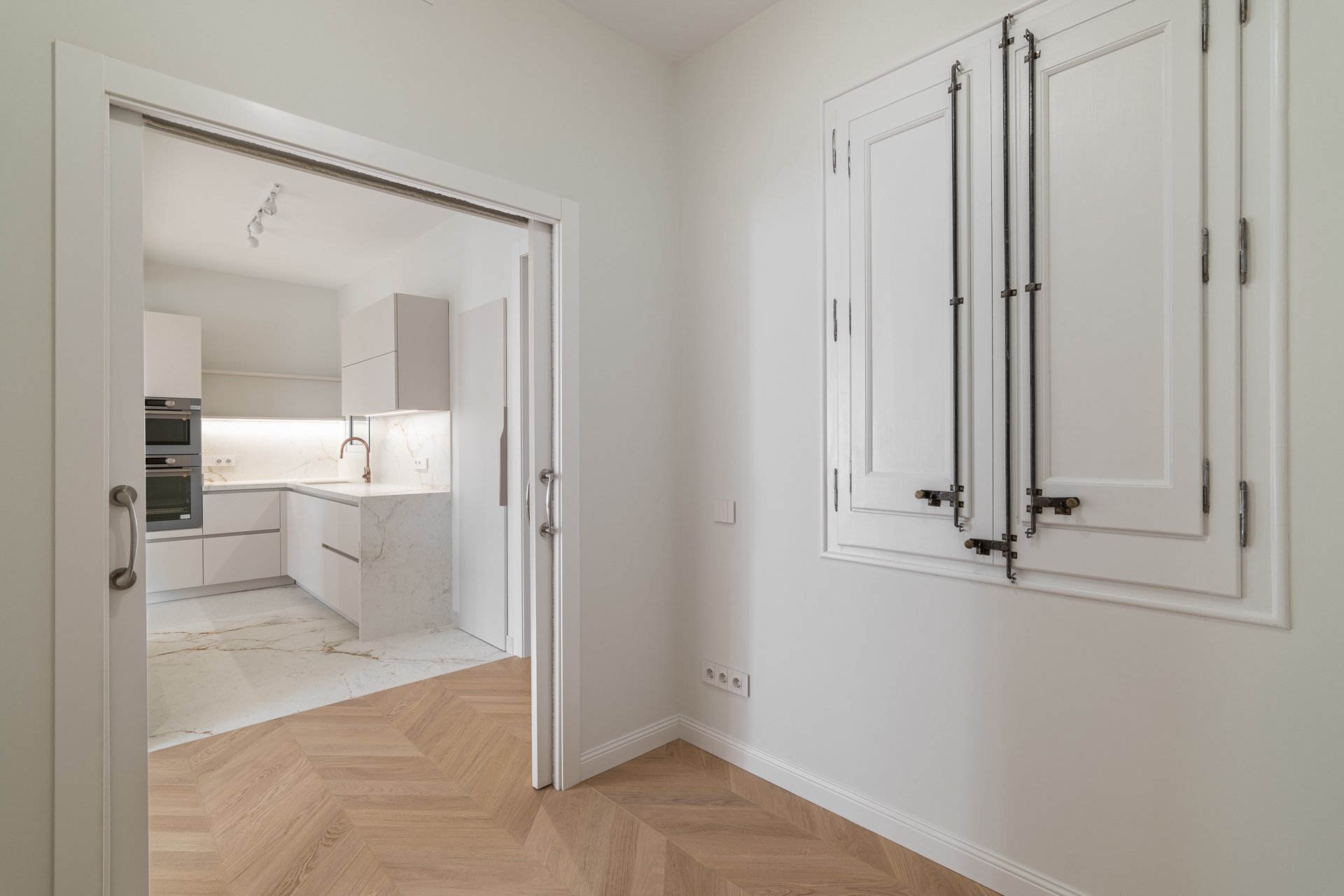 Квартира в Л'Эшампле, Барселона, Испания 4 спальни, 140м2 №93260