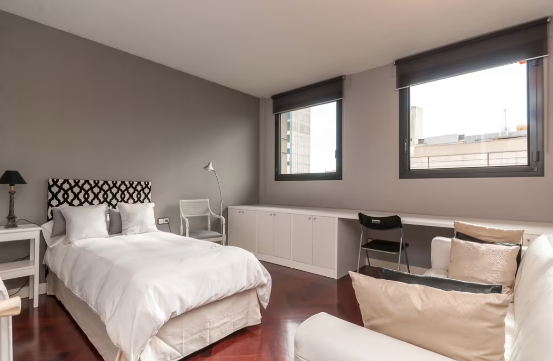 Apartment in L'Eixample, Barcelona, Spain 6 bedrooms, 275 sq.m. No. 40904