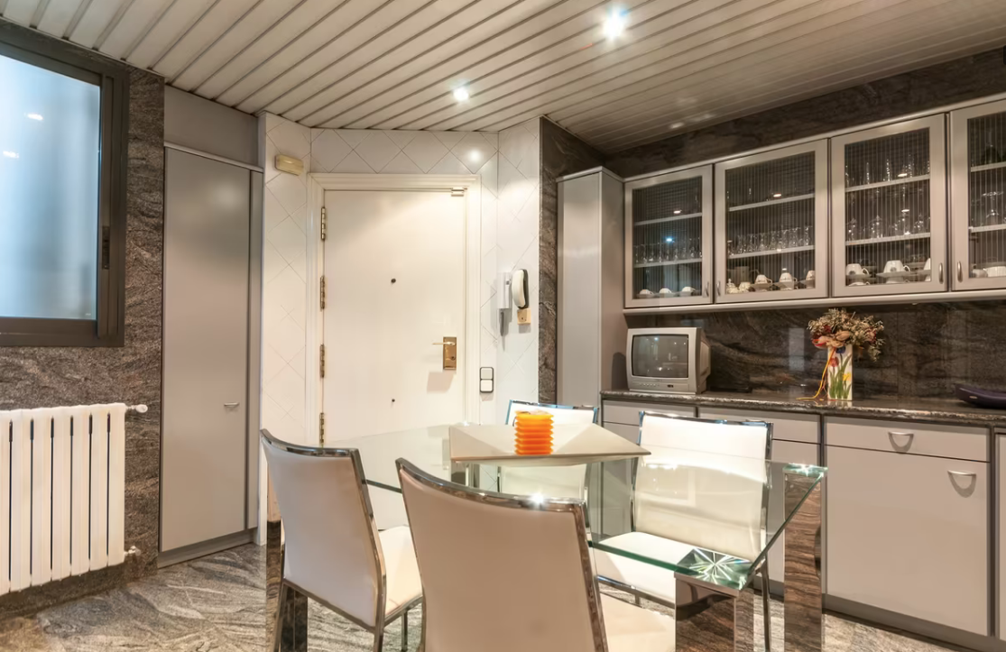 Apartment in L'Eixample, Barcelona, Spain 6 bedrooms, 275 sq.m. No. 40904