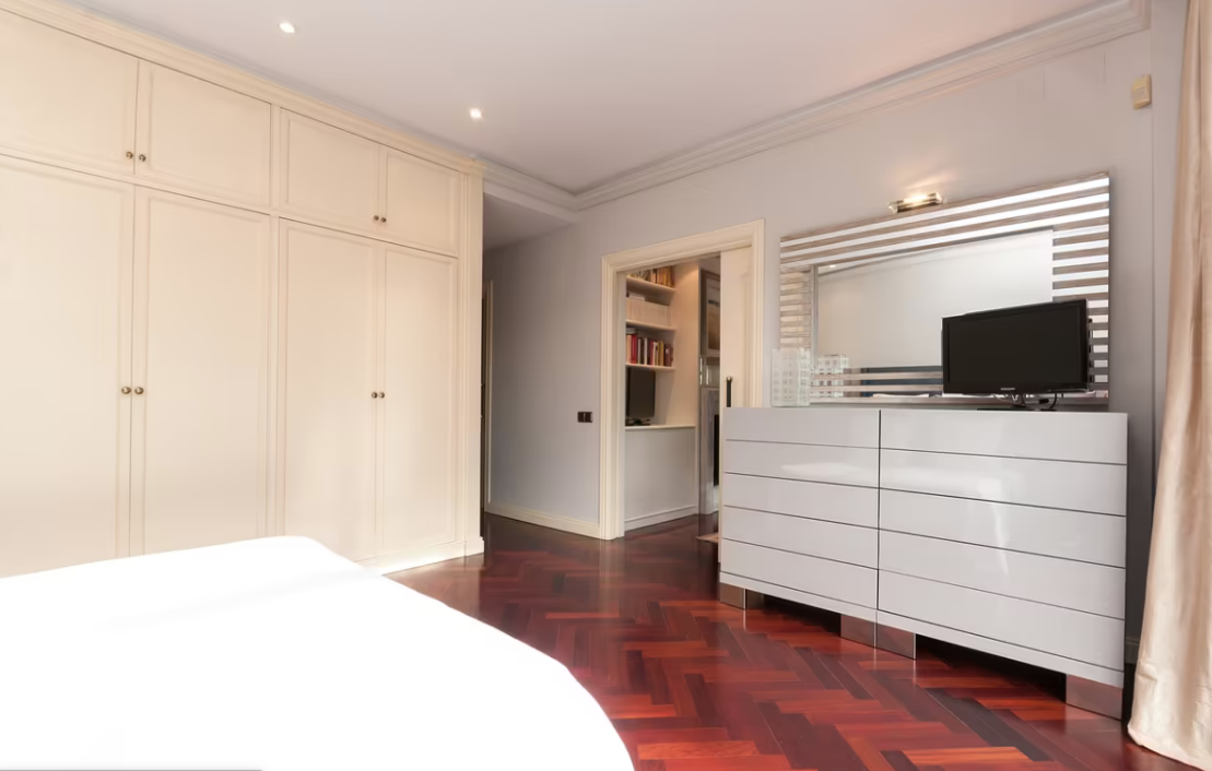 Apartment in L'Eixample, Barcelona, Spain 6 bedrooms, 275 sq.m. No. 40904