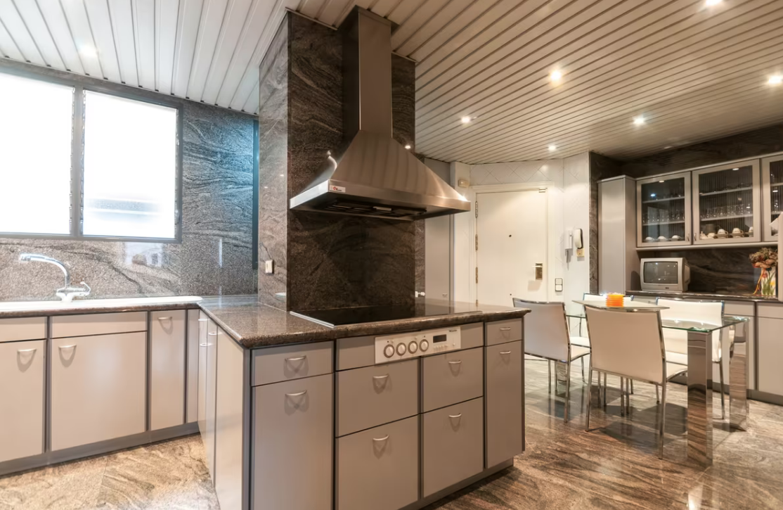 Apartment in L'Eixample, Barcelona, Spain 6 bedrooms, 275 sq.m. No. 40904