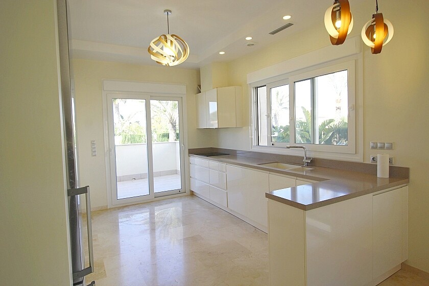 Villa a La Zenia, Alicante, Spagna 5 camere da letto, 306 mq. N° 103370