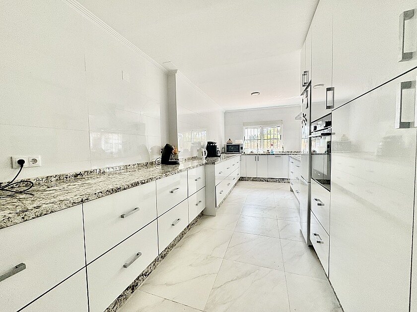 Villa in Alicante, Spanien 6 Schlafzimmer, 270 m2 Nr. 103341