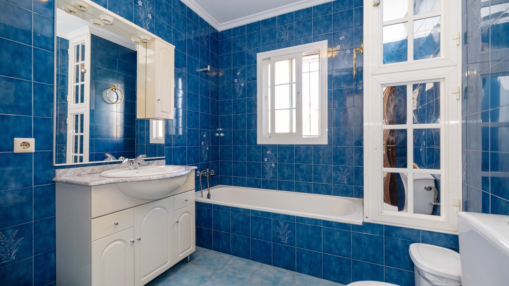 Villa in Estepona, Malaga, Spain 6 bedrooms, 264 sq.m. No. 124814