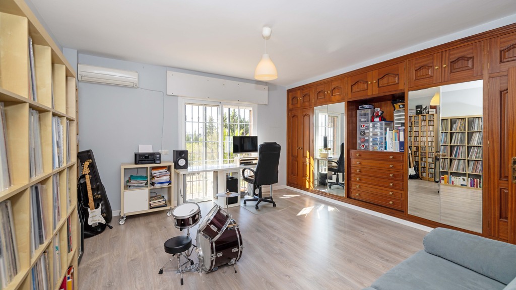 Villa in Estepona, Malaga, Spain 6 bedrooms, 264 sq.m. No. 124814
