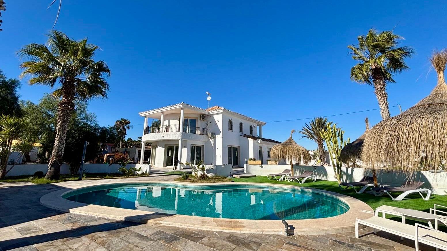 House à San Miguel de Salinas, Alicante, Espagne 4 chambres, 300 m2 No. 128697