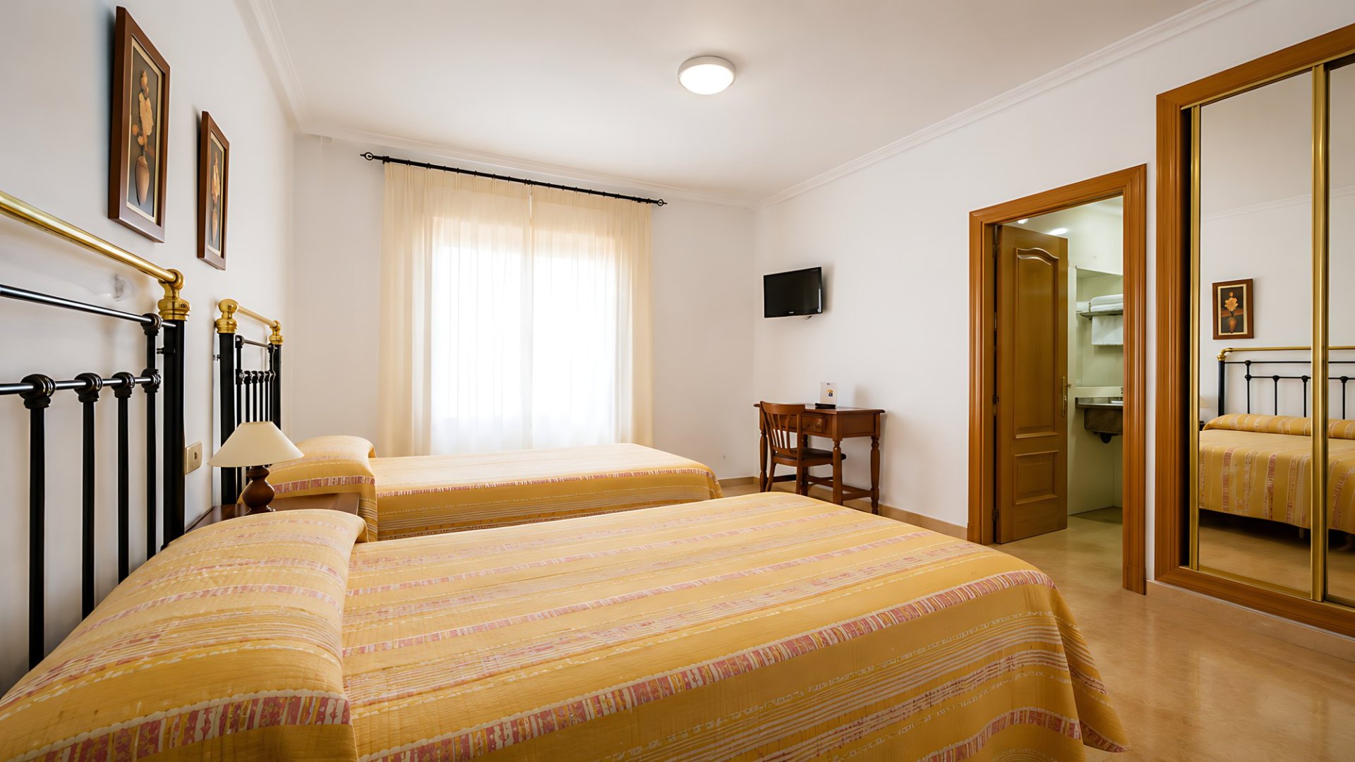 Commercial property in Alicante, Spain 17 bedrooms, 1286 sq.m. No. 130393