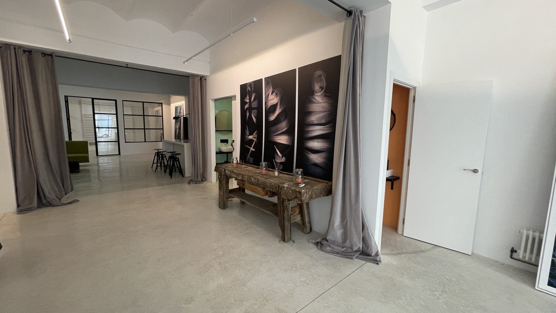 Commercial property in Palma de Majorca, Mallorca, Spain 1 bedroom, 260 sq.m. No. 128105