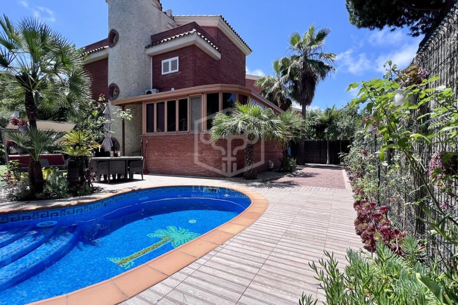 Villa a Gava, Barcelona, Spagna 4 camere da letto, 350 mq. N° 128863