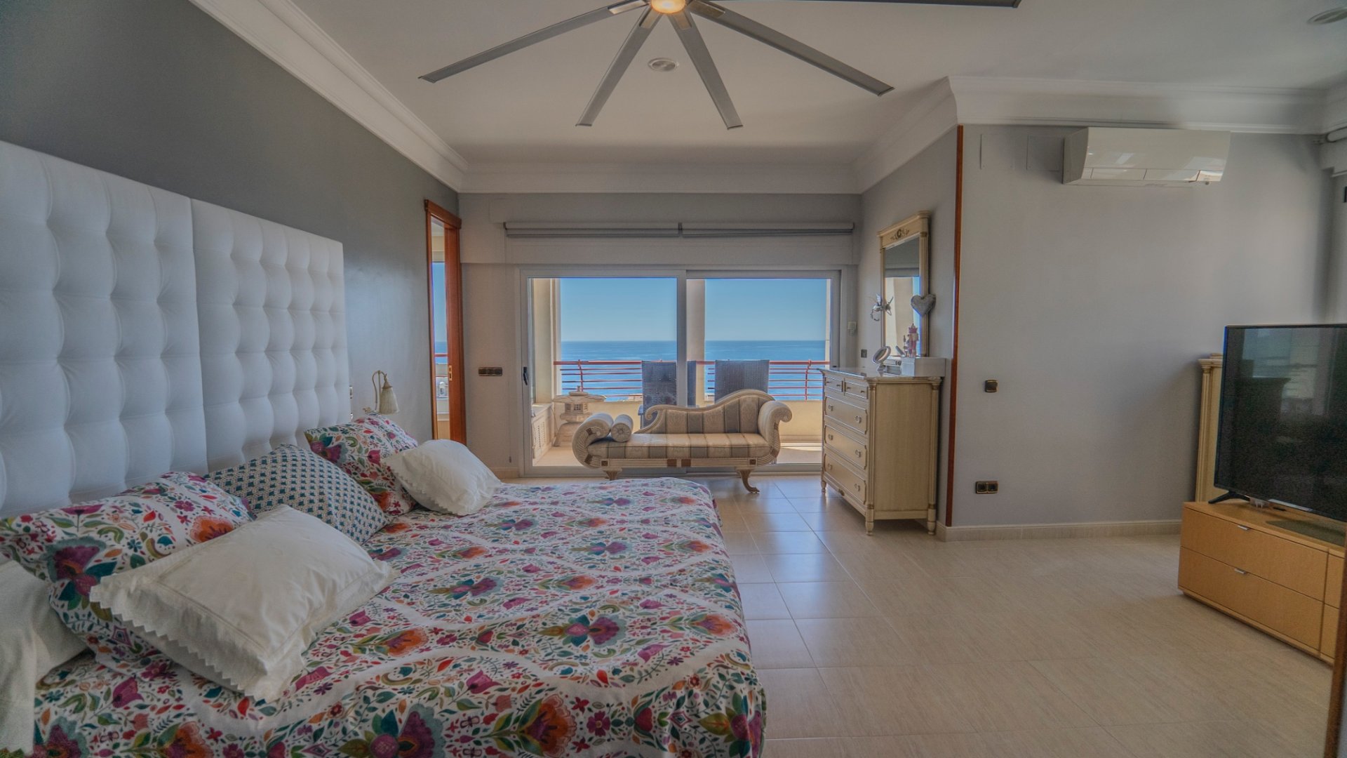 Apartment in Benidorm, Alicante, Spain 5 bedrooms, 412 sq.m. No. 120164