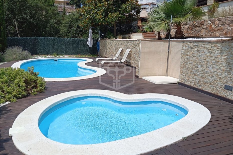 Villa in Lloret de Mar, Girona, Spain 5 bedrooms, 508 sq.m. No. 128024
