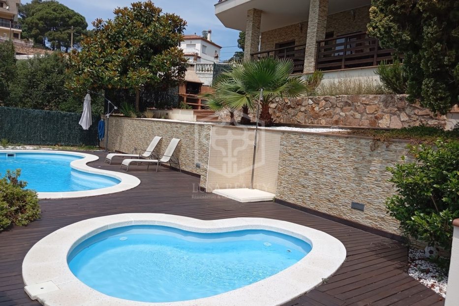 Villa in Lloret de Mar, Girona, Spain 5 bedrooms, 508 sq.m. No. 128024