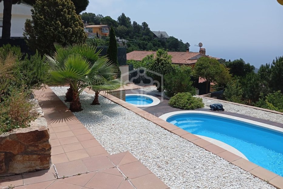 Villa in Lloret de Mar, Girona, Spain 5 bedrooms, 508 sq.m. No. 128024