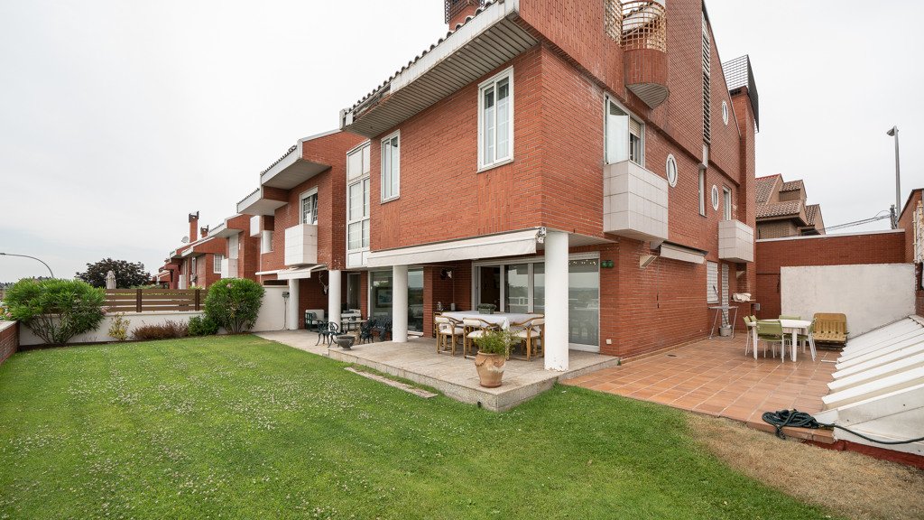 Talo Madrid, Espanja 6 makuuhuonetta, 557 m2 No. 122387