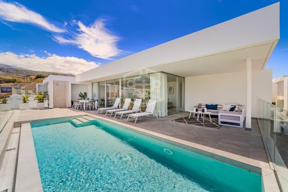 Villa in Adeje, Tenerife, Spain 3 bedrooms, 197 sq.m. No. 130896